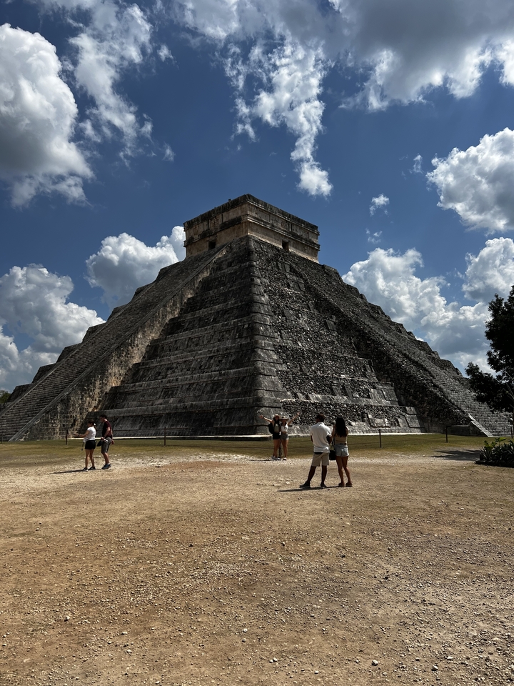 Des touristes regardant la pyramide de Kukulkan à Chichen Itza.