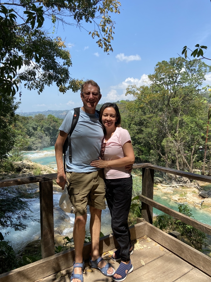 Couple de touristes posant devant une vue panoramique sur la rivière.