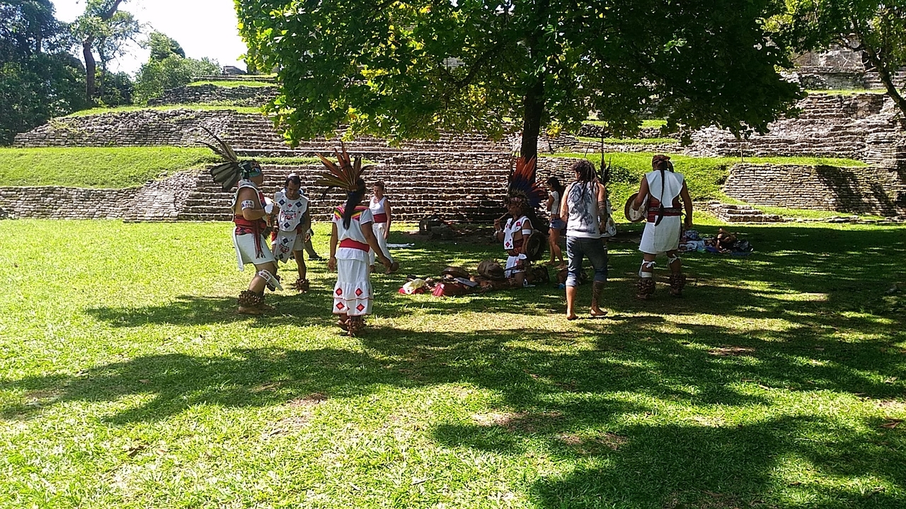 Des personnes vêtues d'habits traditionnels se produisent dans un parc.