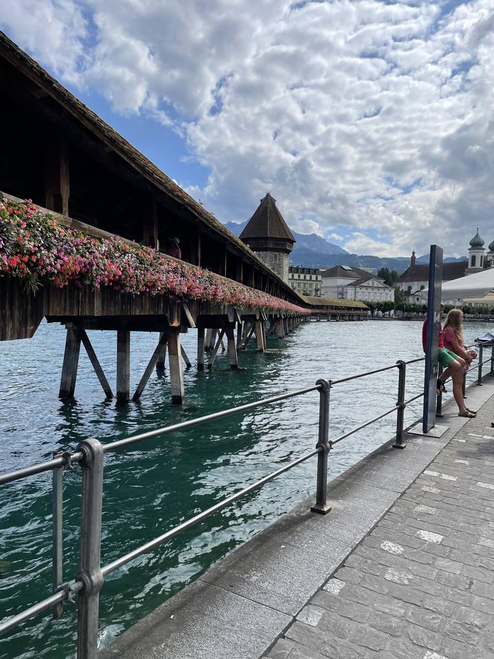 Pont en bois au-dessus de l'eau par temps nuageux.
