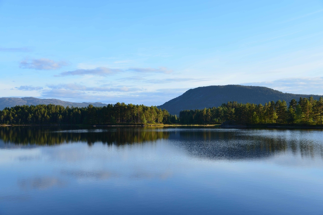 Mountain view over a calm lake reflecting the sky.
