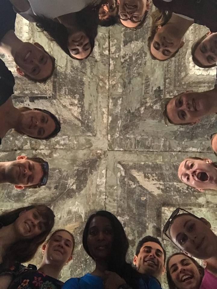 Photo prise d'en haut montrant un groupe de personnes formant un cercle.