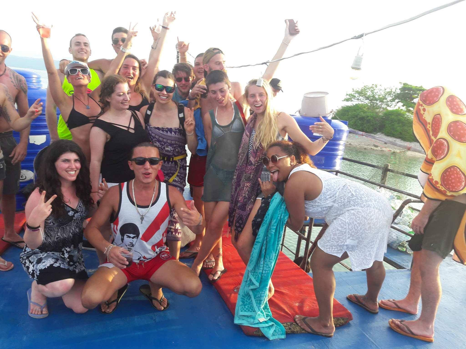 Photo de groupe lors d'une fête sur un toit avec un arrière-plan pittoresque.