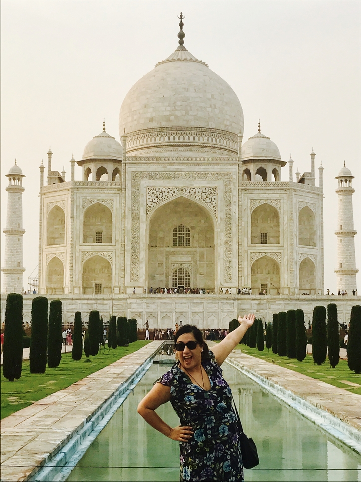 Personne posant devant le Taj Mahal.