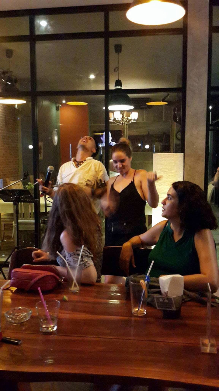 Groupe à l'intérieur montrant de l'excitation et dansant.