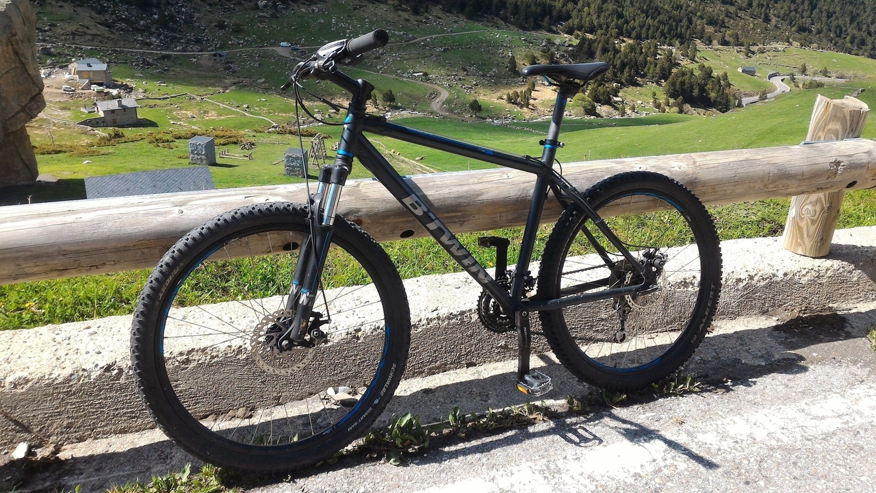 Vélo garé dans une région vallonnée et verdoyante.