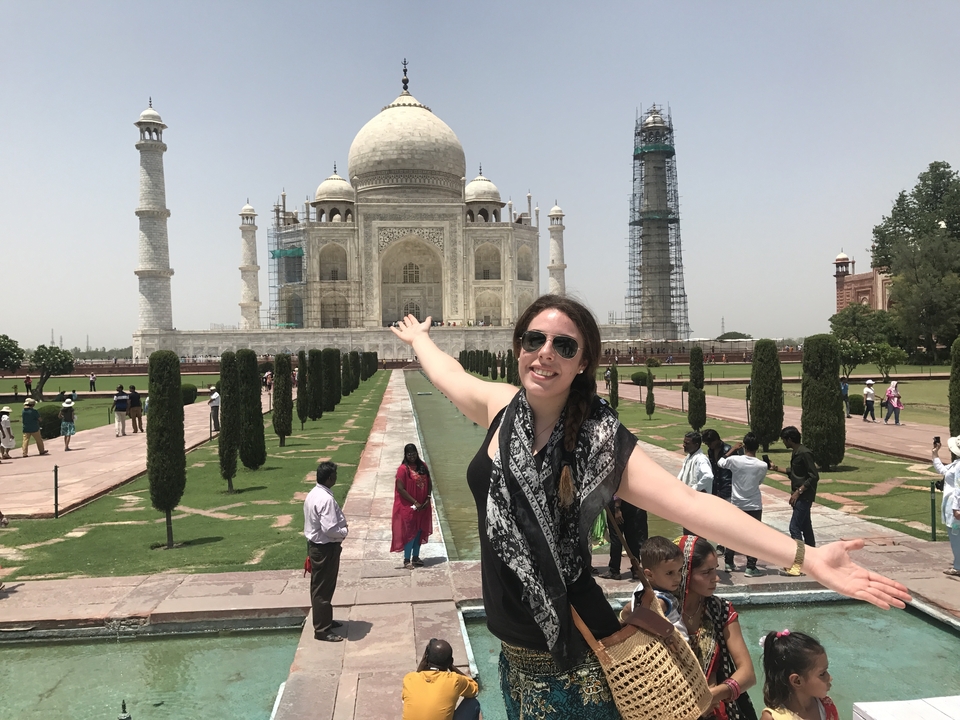 Femme posant devant le Taj Mahal.