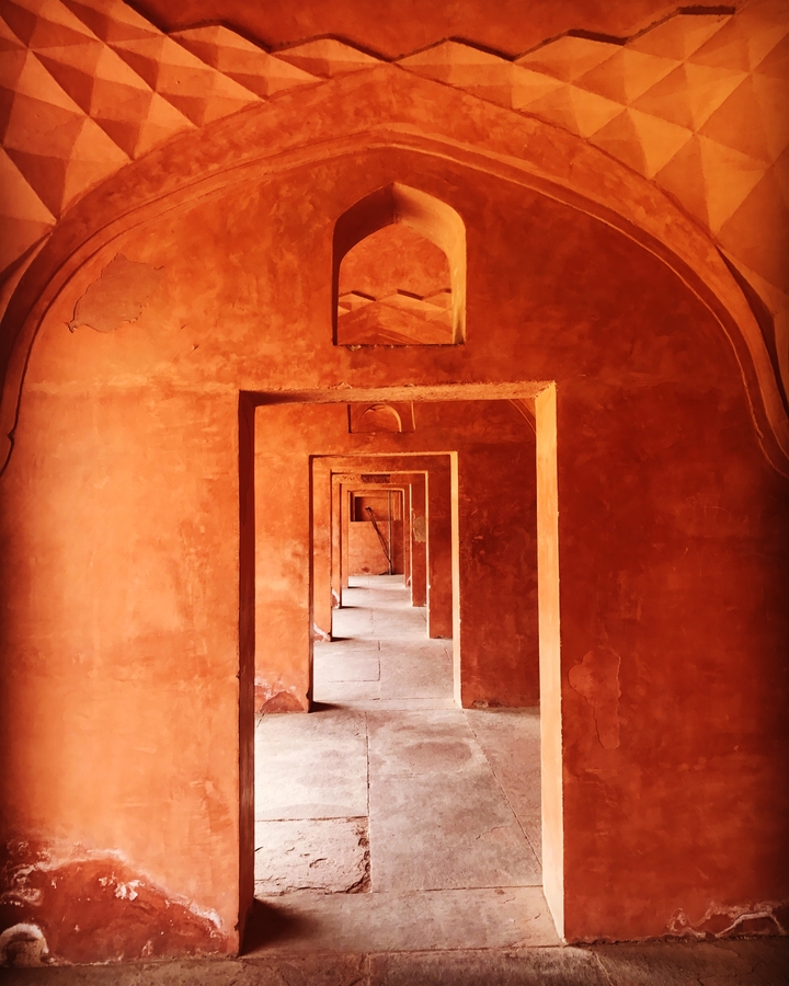 Série d'arches dans un site historique.