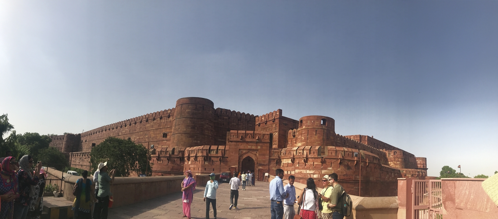 Personnes devant un grand fort historique.