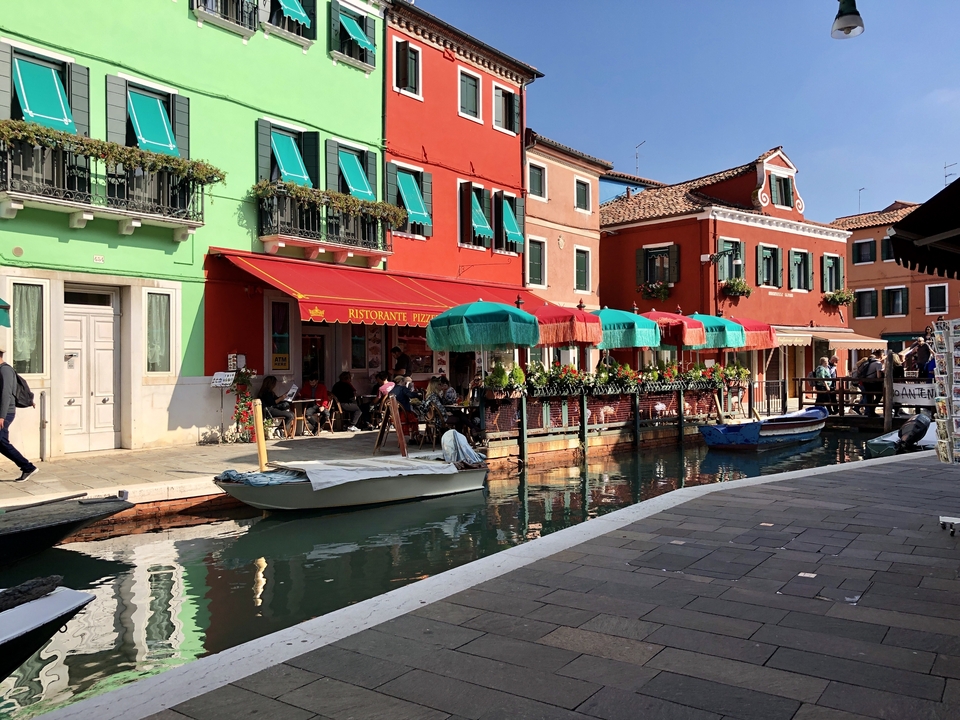 Picturesque canal with boats and colorful buildings.