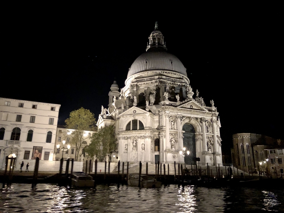 Night view of a large dome and ornate buildings.