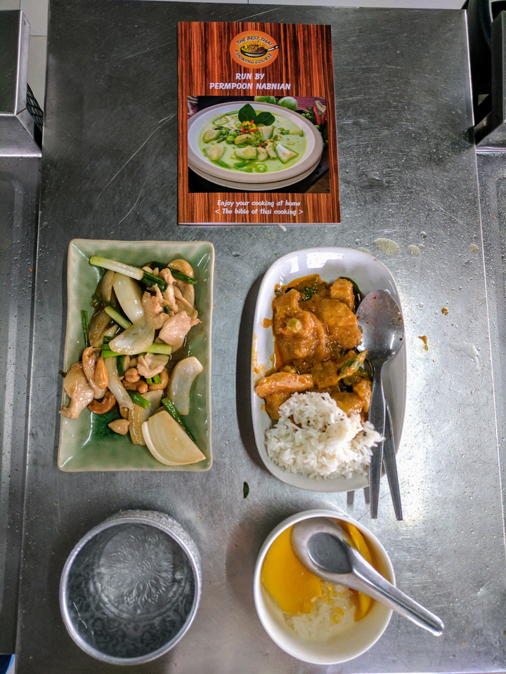 Plats thaïlandais servis sur une table.