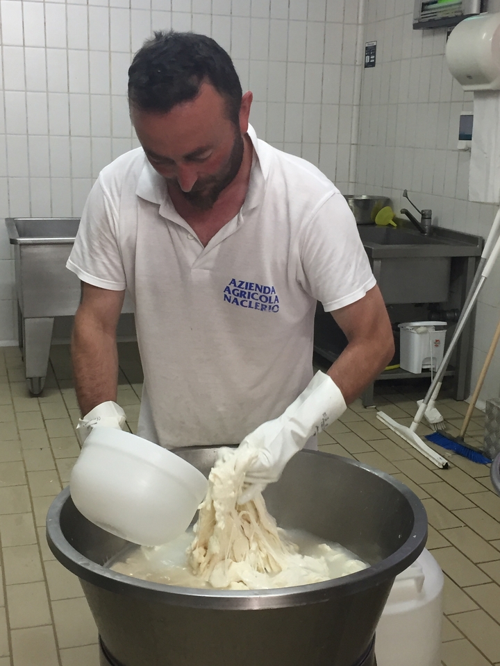 Homme travaillant avec un seau dans un environnement de production.