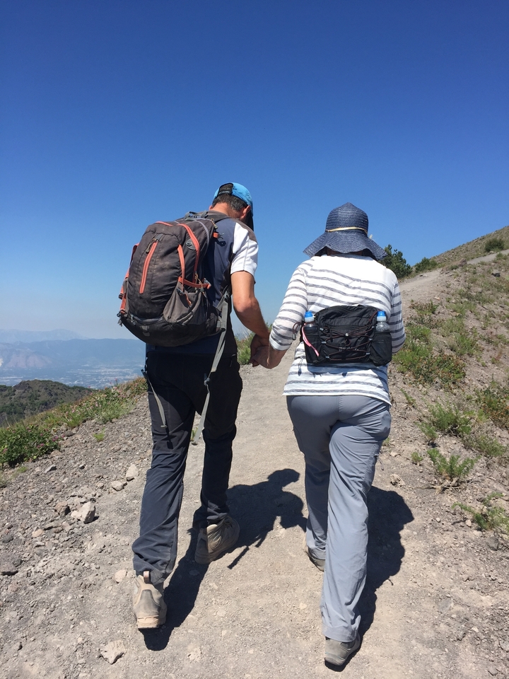 Deux personnes faisant de la randonnée sur un sentier avec un arrière-plan pittoresque.