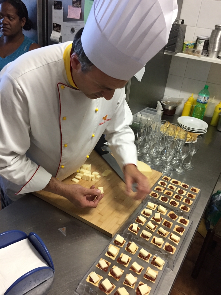 Chef préparant un plat dans une cuisine.