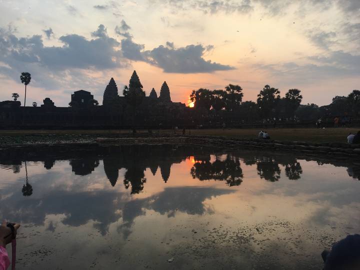 Reflet d'Angkor Vat au lever du soleil.