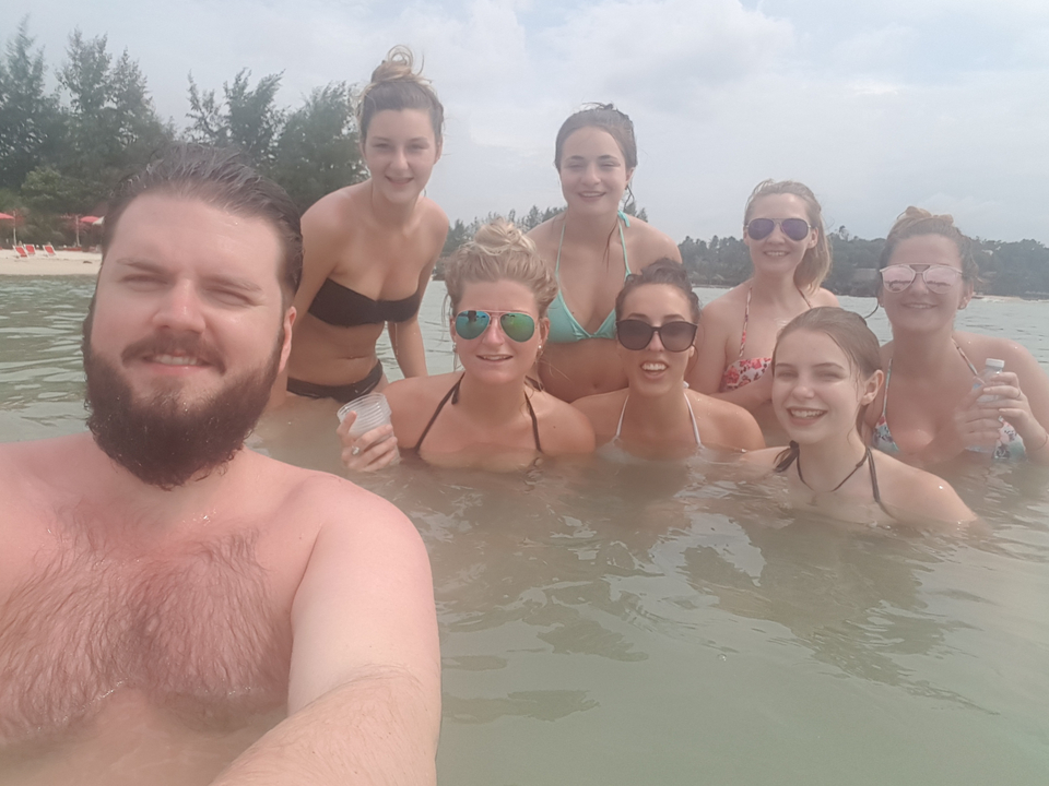 Personnes en maillot de bain debout dans une eau peu profonde.