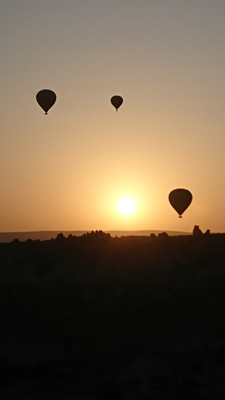 Silhouette de montgolfière au lever du soleil.