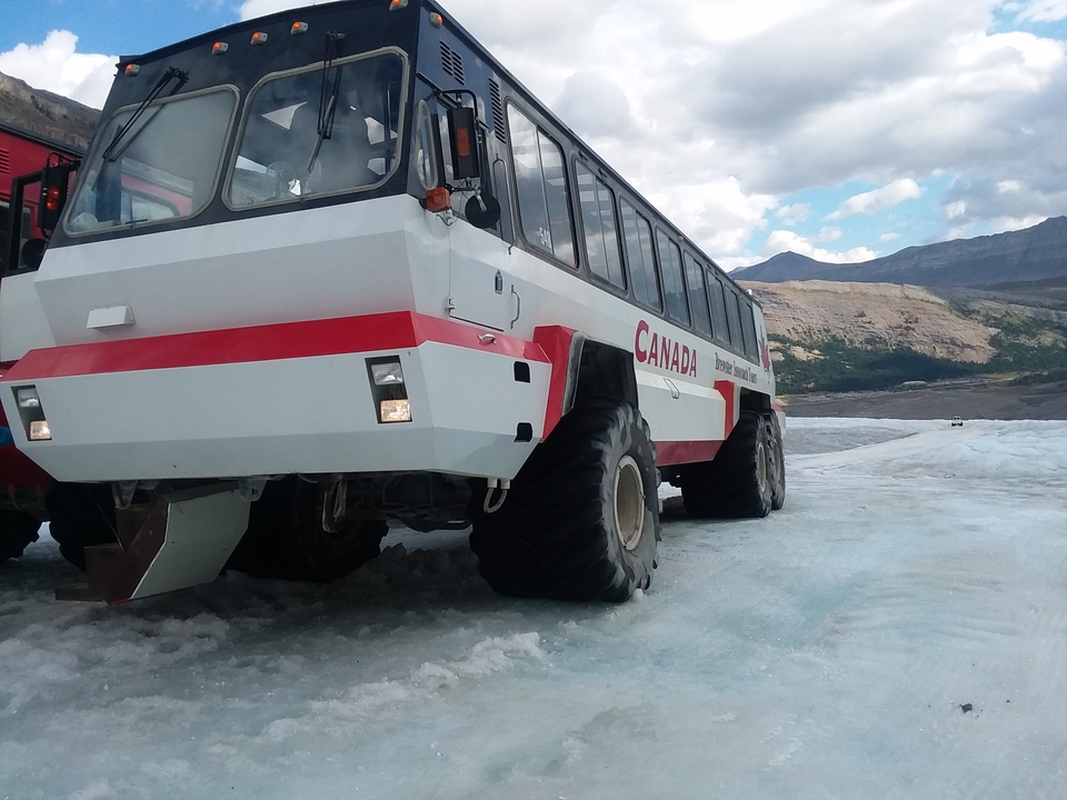 Un véhicule tout-terrain dans un paysage enneigé.