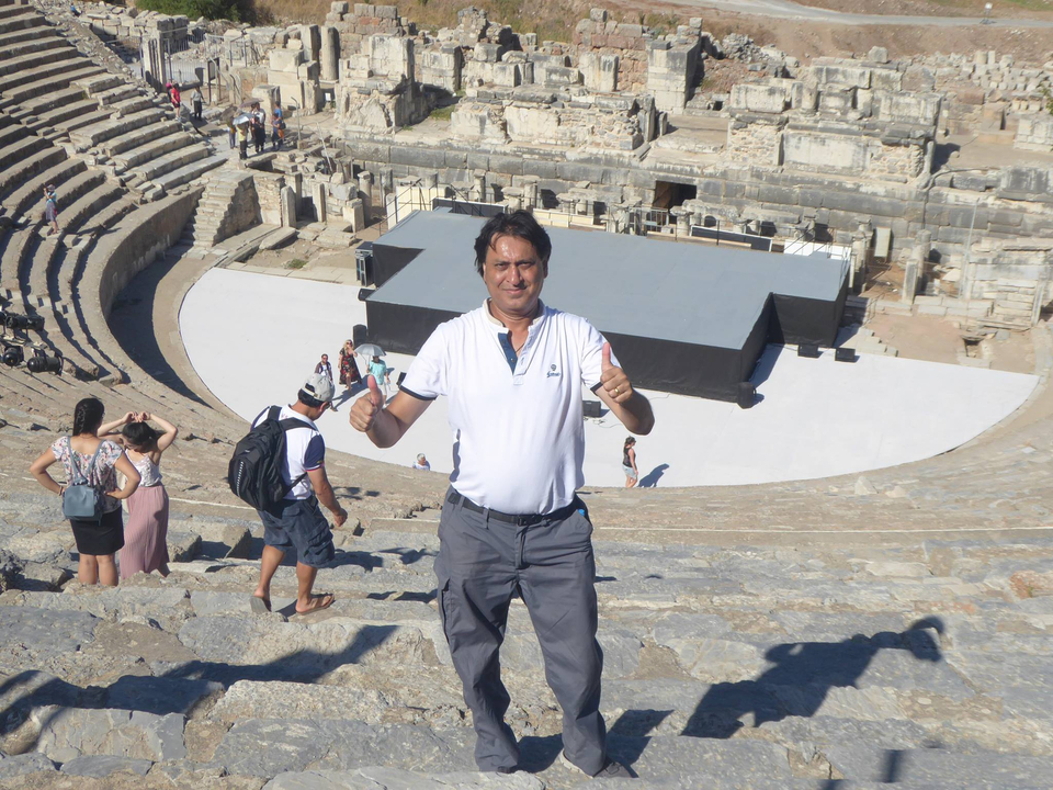 Personne posant dans un amphithéâtre antique