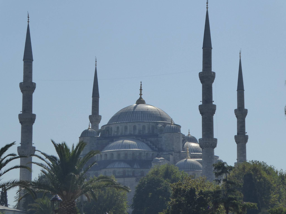 Mosquée emblématique avec dômes et minarets