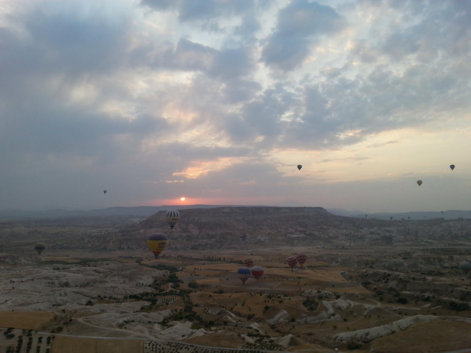Montgolfières dans le ciel au lever du soleil