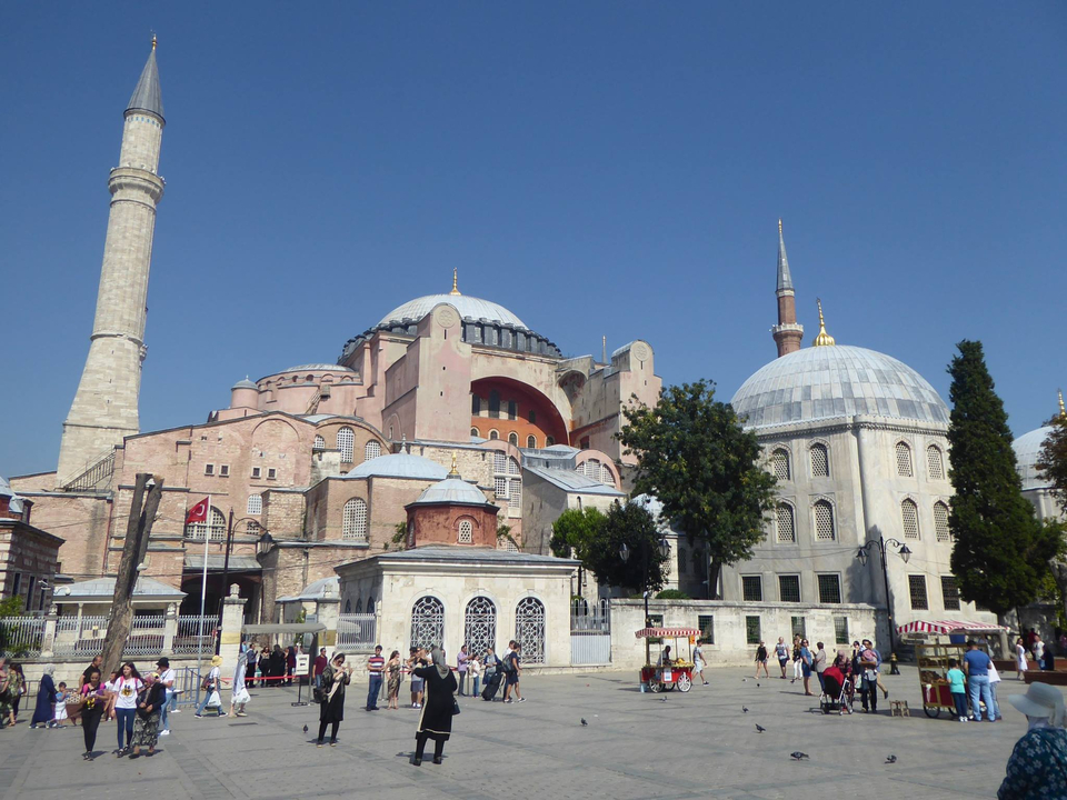 Bâtiment historique en forme de dôme avec minarets