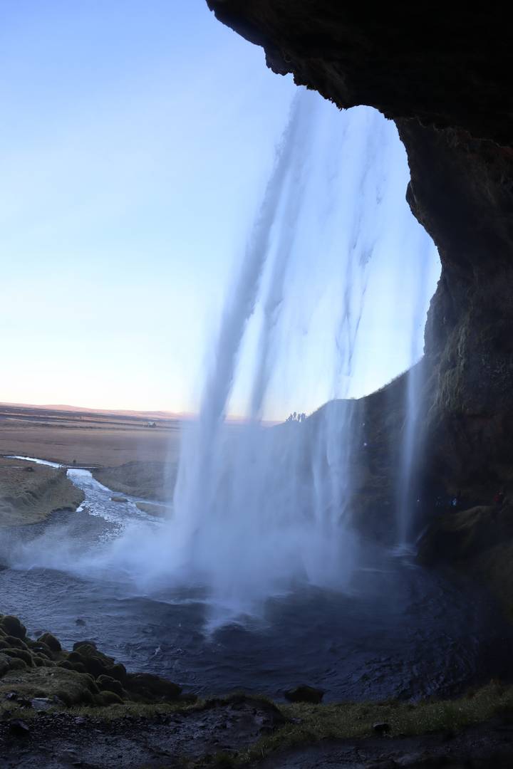 Cascade vue depuis l'intérieur d'une grotte.