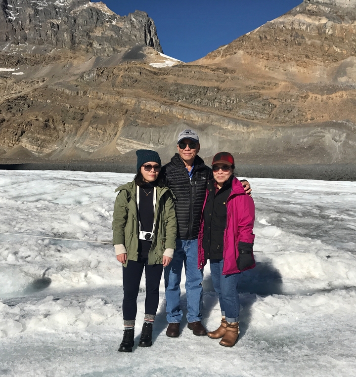 Famille posant dans un paysage enneigé.