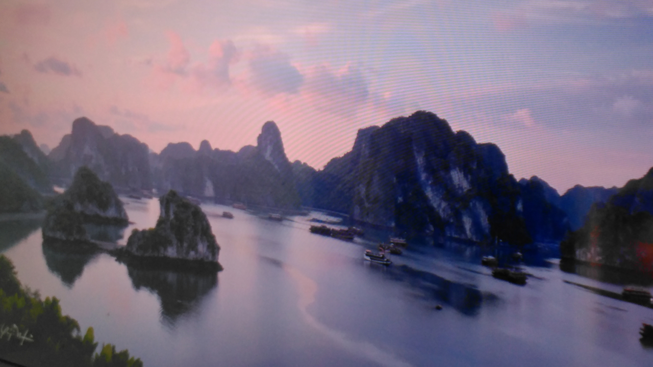 Image abstraite de paysages avec des silhouettes de formations rocheuses sur l'eau au coucher du soleil.