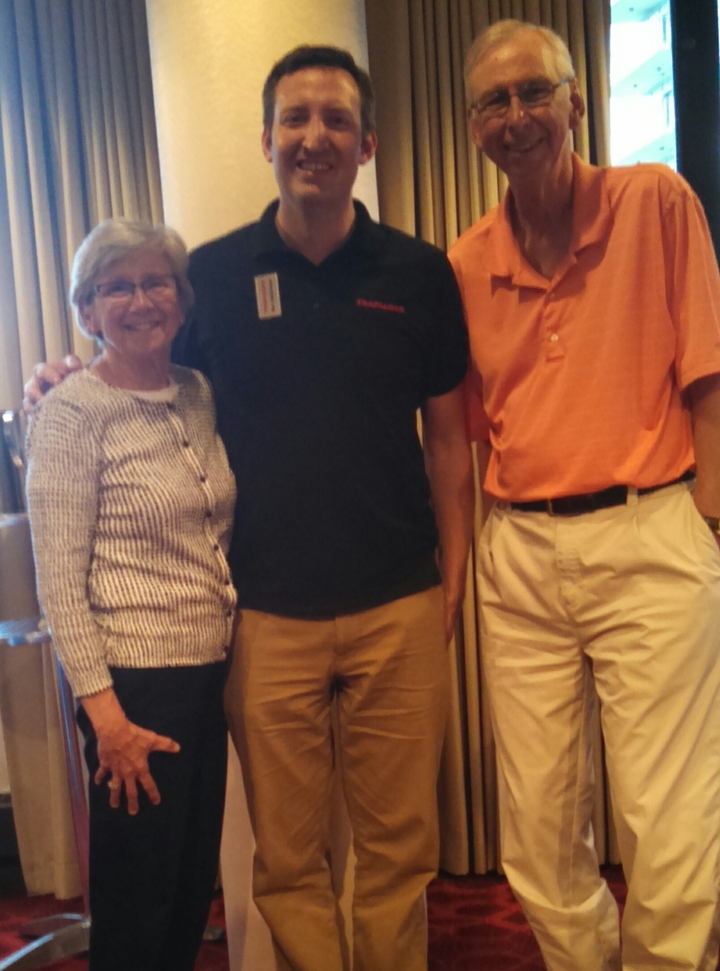 Trois personnes debout à l'intérieur, partiellement obscurcies.