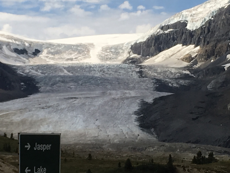 Glacier avec des formations de glace visibles et des pics enneigés.