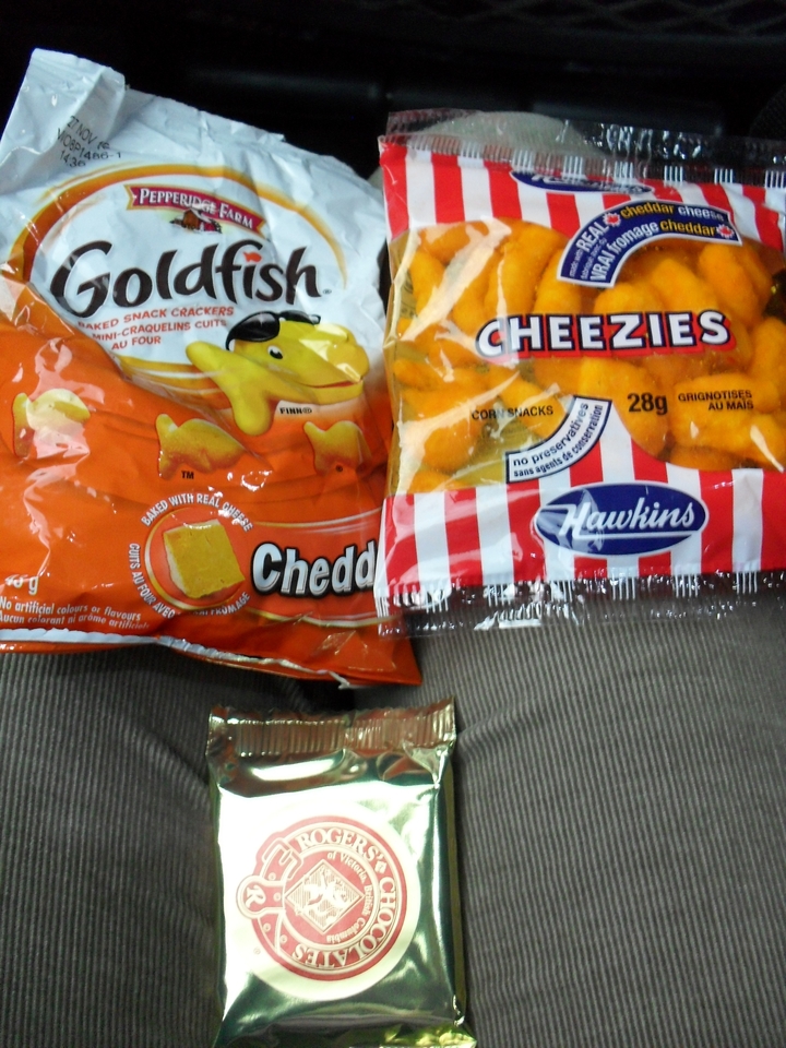 Assortiment de snacks et de bonbons emballés.