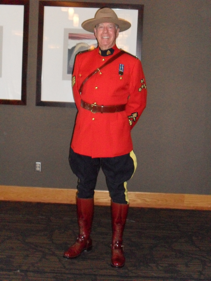 Personnage vêtu d'un uniforme rouge posant pour une photo.