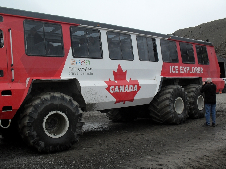 Un grand véhicule portant la mention "Ice Explorer" est garé.