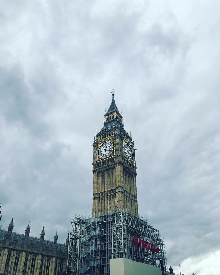 Big Ben clock tower against a gray sky.