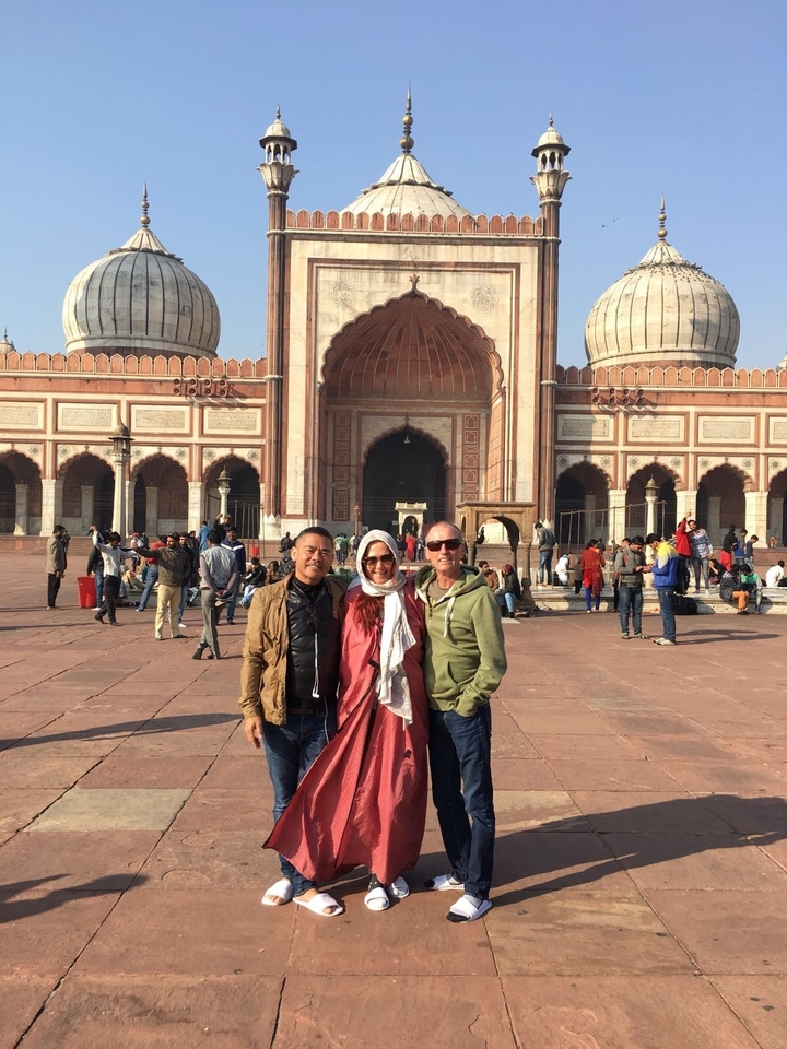 Groupe posant devant un bâtiment historique.