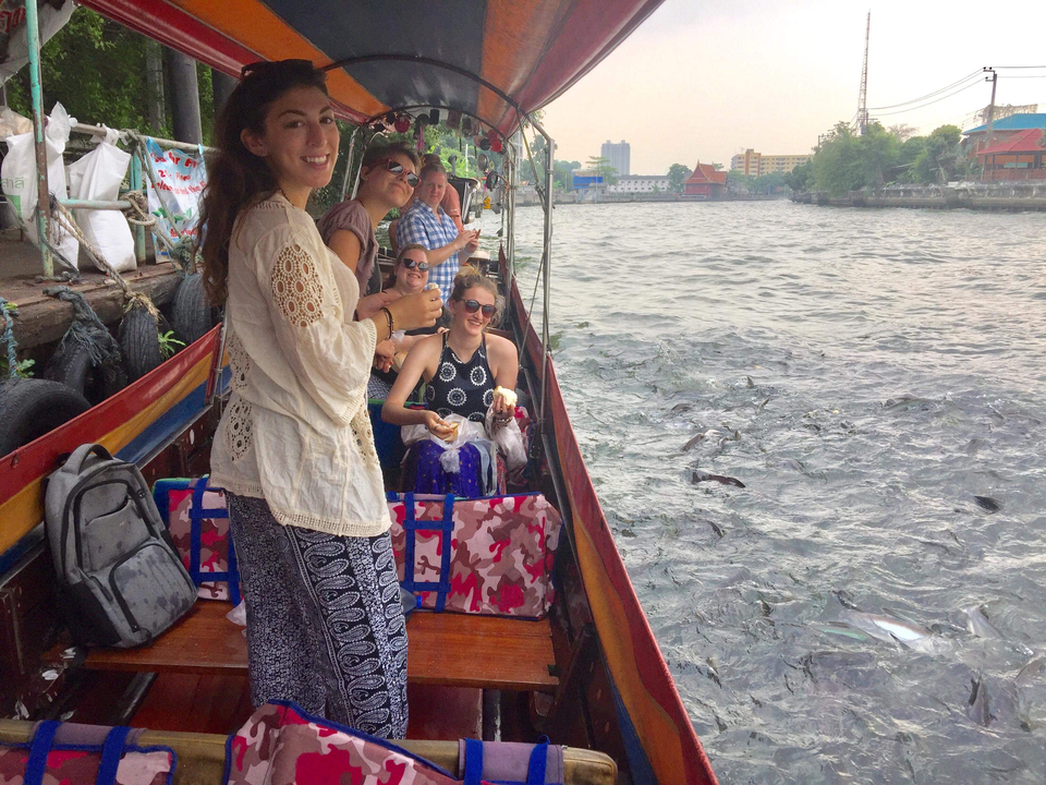 Groupe de personnes dans un bateau profitant d'une promenade sur une rivière.