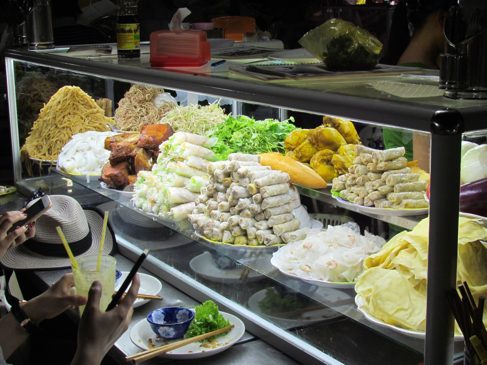 Exposition de divers produits alimentaires locaux dans une vitrine.