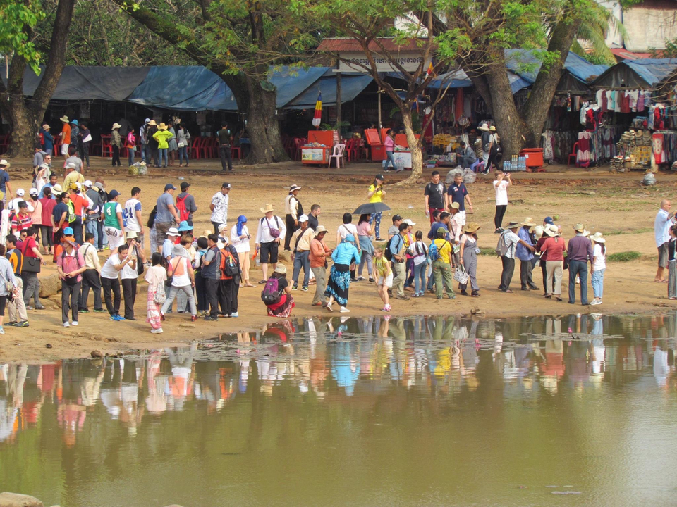 Groupe de touristes près d'un marché.