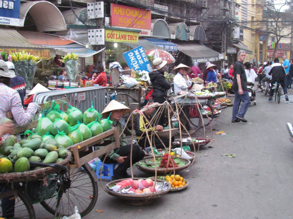 Marché de rue avec des vendeurs de produits.