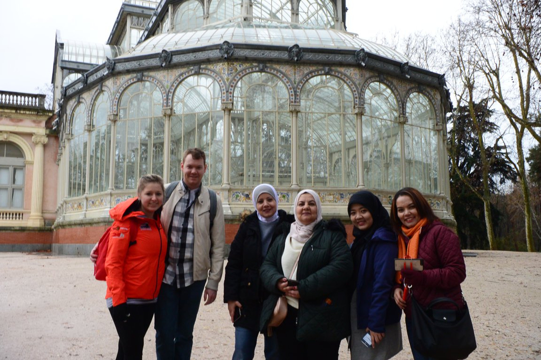 Photo de groupe devant un bâtiment en verre.