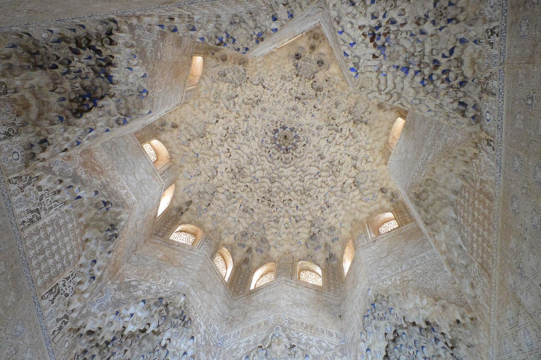 Plafond détaillé avec des motifs complexes.