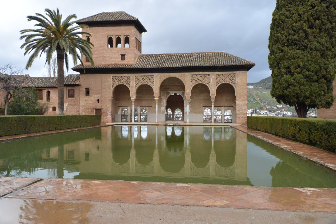 Bâtiment historique avec bassin de réflexion.