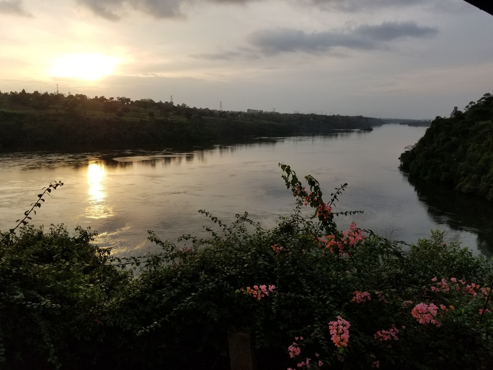 Rivière avec reflet du coucher de soleil et feuillage environnant.