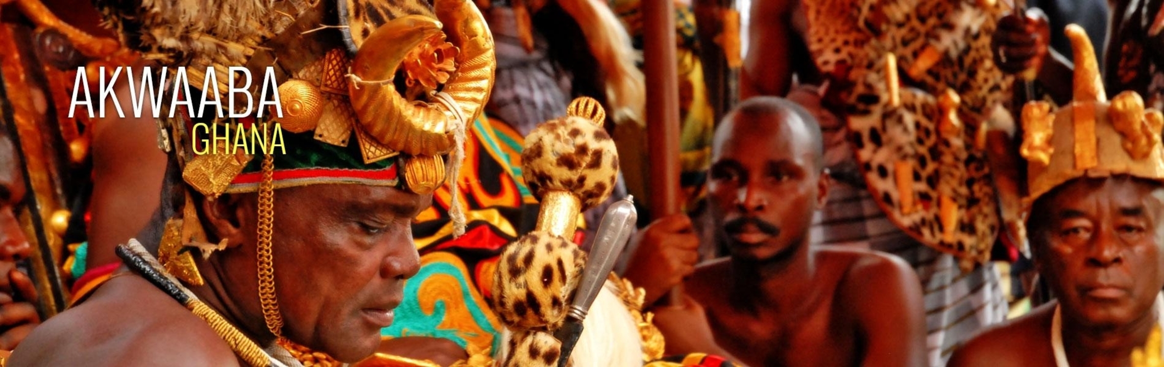 Personnes en tenue traditionnelle lors d'un événement vibrant