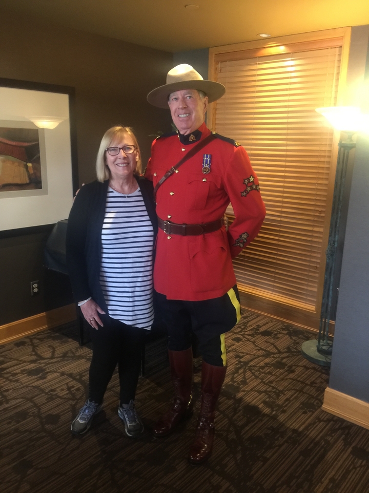 Personne posant avec un membre de la Gendarmerie royale du Canada.