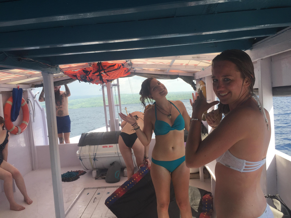 Groupe de personnes sur un bateau naviguant sur la mer.