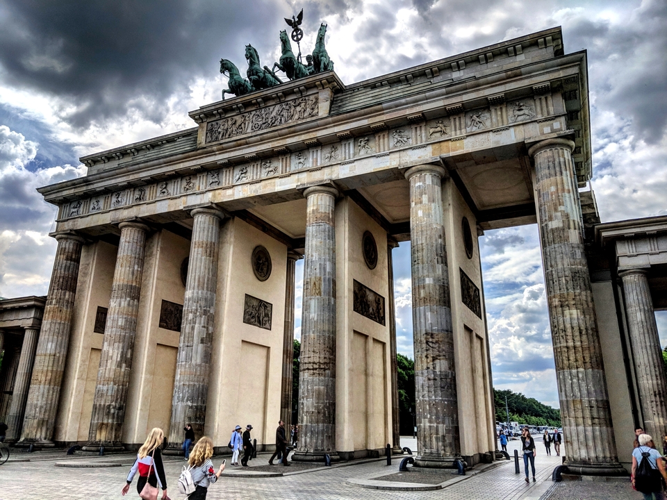La porte de Brandebourg avec un ciel spectaculaire.