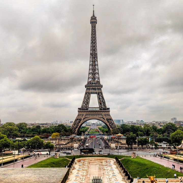 La Tour Eiffel se dresse sous un ciel nuageux à Paris.
